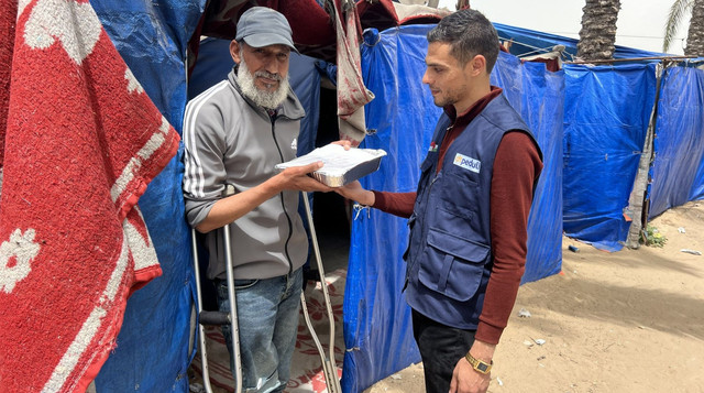 DT Peduli bagikan 450 Hotmeal untuk Pengungsi di Gaza khususnya para pengungsi penyandang disabilitas (Sumber : DT Peduli)