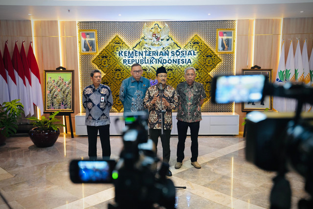 Mensos Saifullah Yusuf (Gus Ipul) dipimpin Wamensos Agus Jabo Priyono dan Plt. Inspektur Jenderal Kemensos Dody Sukmono menyampaikan keterangan pers di Kantor Kemensos, Kamis (7/5/2026). Foto: Dok. Kemensos