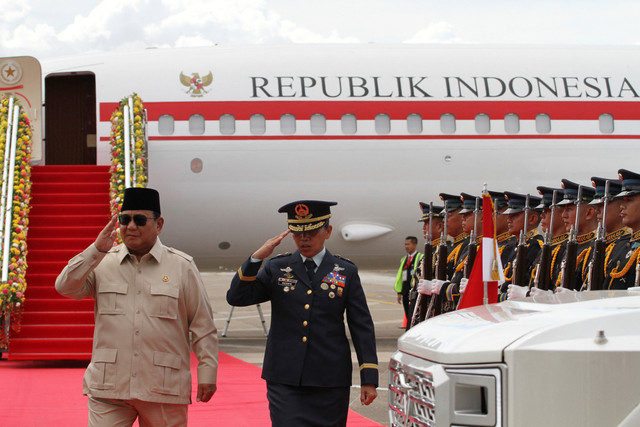 Presiden Indonesia Prabowo Subianto memberi hormat kepada pasukan kehormatan saat tiba menjelang KTT ASEAN ke-48 dan pertemuan terkait di Cebu, Filipina, Rabu (7/5/2026). Foto: Jacqueline Hernandez pool via REUTERS
