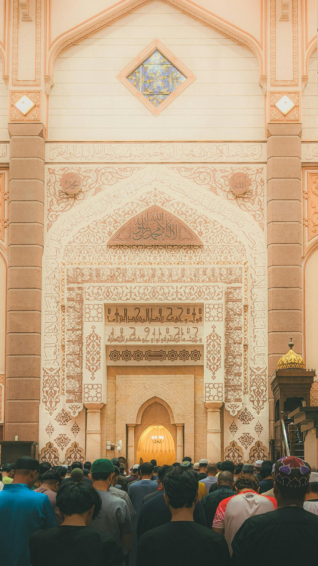 Sumber Foto https://www.pexels.com/id-id/foto/jamaah-berkumpul-di-interior-masjid-yang-penuh-hias-31007151/