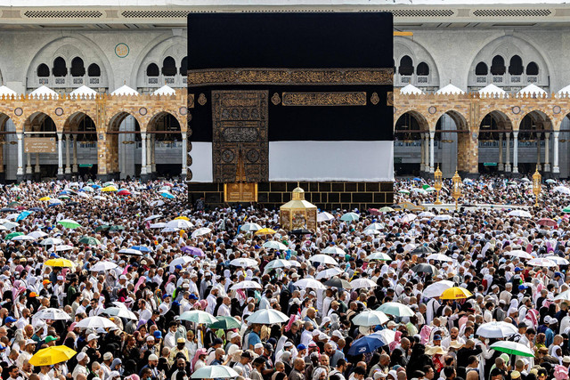  Jemaah haji melaksanakan tawaf wada (tawaf perpisahan) mengelilingi Ka'bah di Masjidil Haram, Makkah, Arab Saudi, Selasa (18/6/2024). Foto: AFP