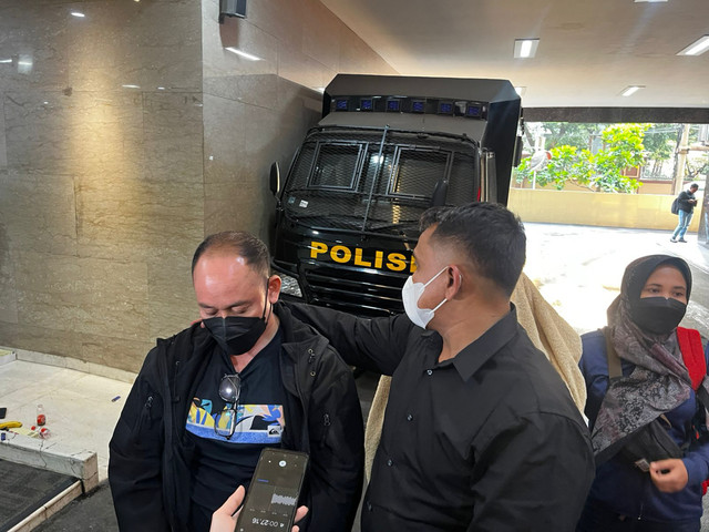 Eks Kasat Narkoba Polres Bima Kota Malaungi dan Ais Setiawati (mantan istri Erwin Iskandar) tiba di Bareskrim Polri, Kamis (7/5/2026). Foto: Rayyan/Kumparan