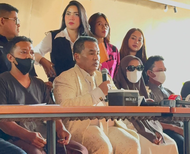 Konferensi pers korban dan kuasa hukum dugaan kekerasan seksual terhadap santriwati pondok pesantren Kabupaten Pati, di Jakarta Utara, Kamis (7/5/2026). Foto: Jeni Ritanti/kumparan