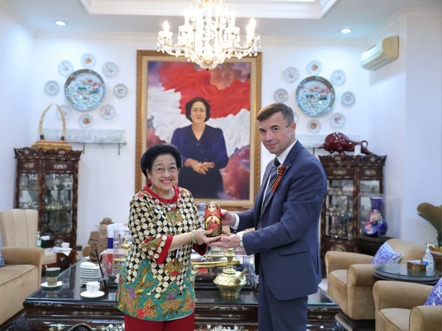 Dubes Rusia untuk Indonesia, Sergei Tolchenov, menyampaikan rencana peringatan 125 tahun kelahiran Soekarno saat bertemu Megawati Soekarnoputri di Menteng, Kamis (7/5/2026). Foto: Dok. PDIP