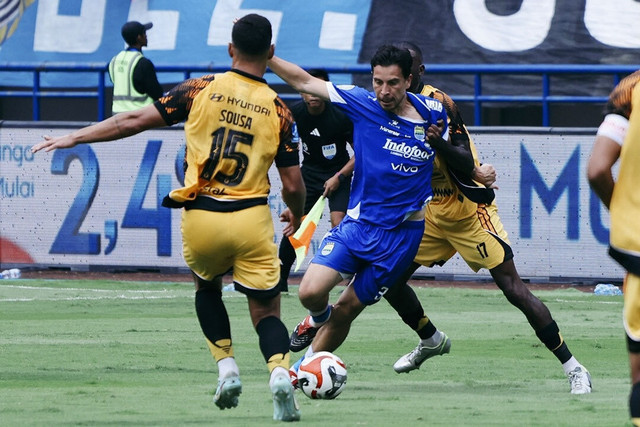 Ilustrasi Persib vs Persija Pindah ke Samarinda, Foto: Instagram/@persib/kumparanBOLA
