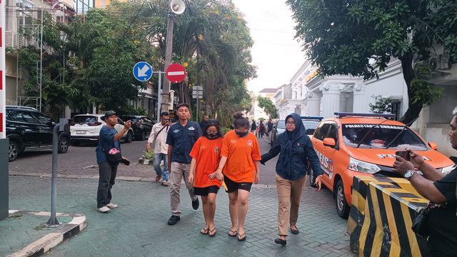 Lisa Andriana (31) dan Naily, pelaku penyekapan Kusnadi Chandra, kakek berusia 80 tahun, Kamis (7/5/2026). Foto: Farusma Okta Verdian/kumparan
