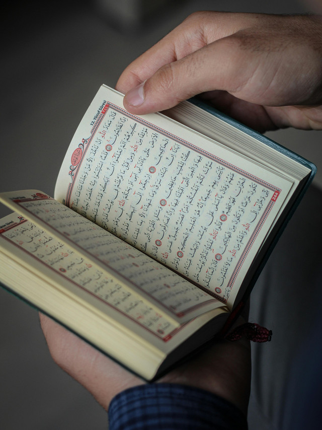 Ilustrasi mengingat Allah dengan membaca Al-Qur'an (Sumber:https://www.pexels.com/id-id/foto/orang-tangan-tidak-berwajah-acara-7654909/)