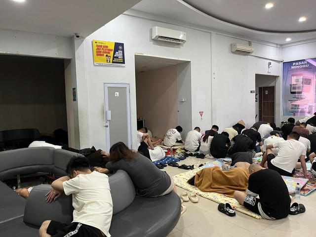 Ratusan WNA yang diamankan Imigrasi Kanwil Kepulauan Riau. Foto: Tri Vosa/kumparan