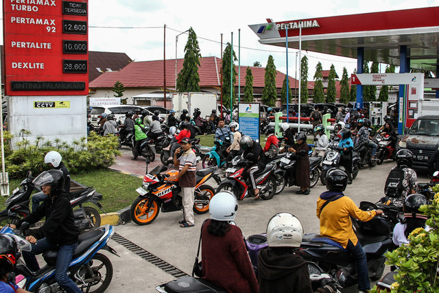 Sejumlah kendaraan antre untuk mengisi Bahan Bakar Minyak (BBM) di SPBU Jalan Bukit Keminting, Palangka Raya, Kalimantan Tengah, Kamis (7/5/2026). Foto: ANTARA FOTO/Auliya Rahman