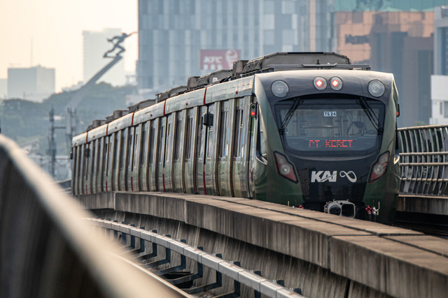 Rangkaian kereta LRT melintas di kawasan Pancoran, Jakarta, Kamis (7/5/2026).  Foto: Rakha Raditya Yahya/ANTARA FOTO