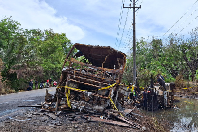 Personel Ditlantas Polda Sumatera Selatan melakukan olah tempat kejadian perkara (TKP) kecelakaan bus PO ALS yang terbakar di Jalan Lintas Sumatera, Kecamatan Karang Jaya, Kabupaten Musi Rawas Utara (Muratara), Sumatera Selatan, Kamis (7/5/2026). Foto: Rio Roma Dhoni/ANTARA FOTO