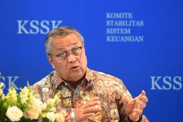 Gubernur Bank Indonesia Perry Warjiyo menyampaikan keterangan pers hasil Rapat Komite Stabilitas Sistem Keuangan (KSSK) kuartal I 2026 di Jakarta, Kamis (7/5/2026). Foto: M Risyal Hidayat/ANTARA FOTO