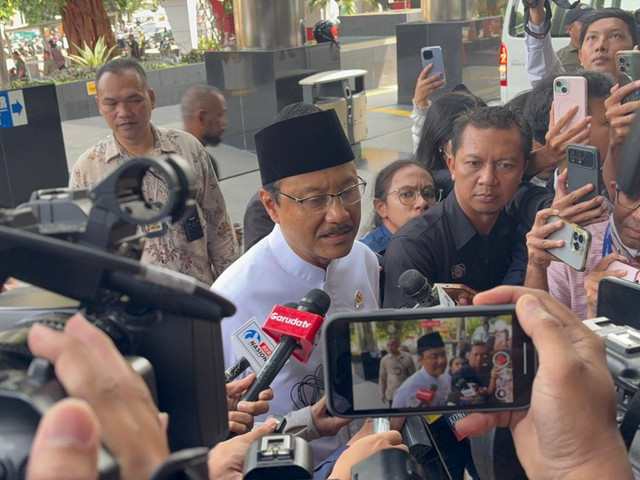 Menteri Sosial Saifullah Yusuf atau Gus Ipul tiba di Gedung KPK, Jakarta Selatan, Jumat (8/5/2026). Foto: Nauval Pratama/kumparan