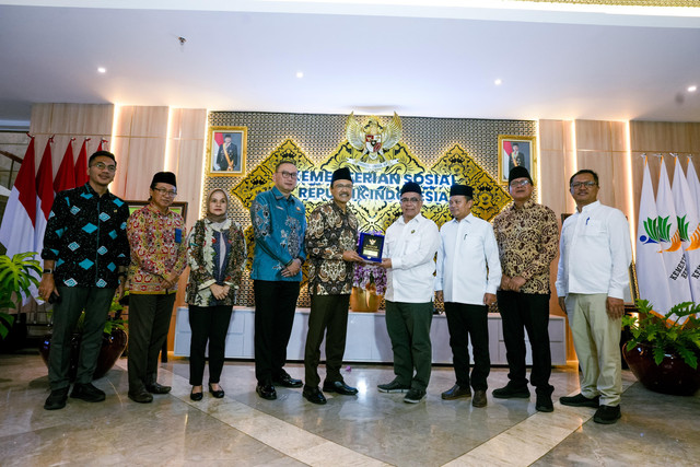 Mensos Saifullah Yusuf (Gus Ipul) dan Ketua Baznas Sodik Mudjahid di Kantor Kemensos, Jakarta pada Kamis (7/5/2026). Foto: Dok. Kemensos