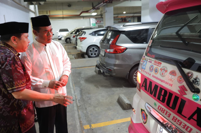 Menteri Pertanian Andi Amran Sulaiman menjadi salah satu pelayat pertama sekaligus turut mengantar jenazah ke ambulance Anggota IV Badan Pemeriksa Keuangan (BPK) Republik Indonesia, Haerul Saleh dari RSUD Pasar Minggu, Jakarta, Jumat (8/5/2026). Foto: Dok. Mentan