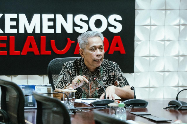 Wamensos Agus Jabo memimpin rapat bersama jajaran Kemensos di Kantor Kemensos, Kamis (7/5/2026). Foto: Dok. Kemensos