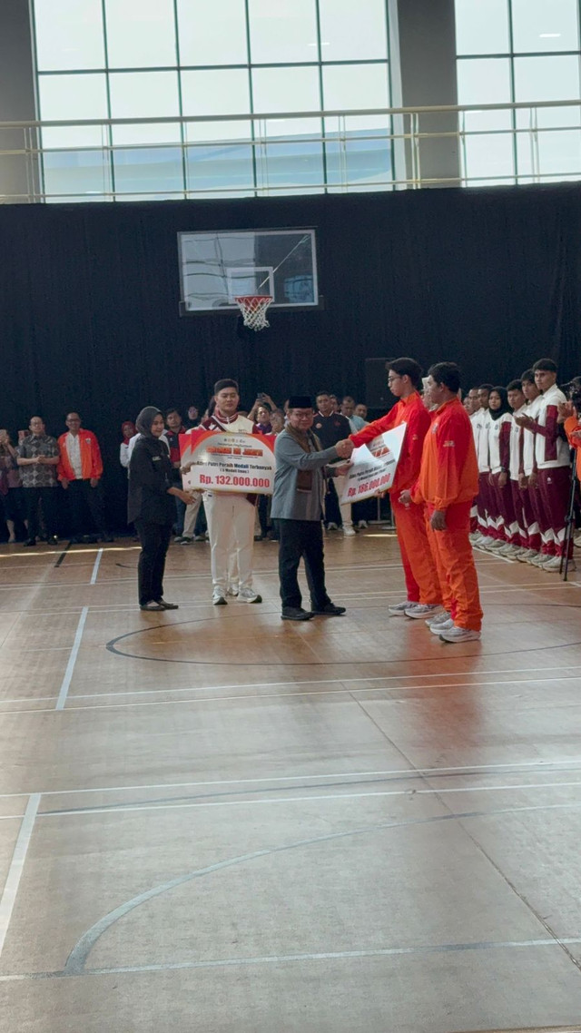 Gubernur DKI Jakarta, Pramono Anung, saat memberikan penghargaan pada Atlet, Pelatih dan Asisten Pelatih perish medali di POMNAS XIX Jateng, di Gedung Dinas Pemuda dan Olahraga Provinsi DKI Jakarta, Jumat (8/5). Foto: Jeni Ritanti/kumparan