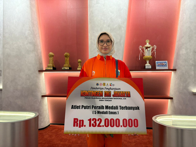 Laysa Latifah (20), Atlet Catur peraih medali emas terbanyak di POMNAS XIX Jateng, saat ditemui di Gedung Dinas Olahraga DKI Jakarta, Jumat (8/5/2026). Foto: Jeni Ritanti/kumparan
