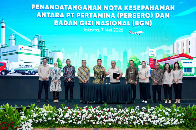 Pertamina dan Badan Gizi Nasional (BGN) menandatangani Nota Kesepahaman pengembangan limbah minyak jelantah dari Satuan Pelayanan Pemenuhan Gizi (SPPG) menjadi bahan bakar pesawat Sustainable Aviation Fuel (SAF) di Jakarta pada Kamis (8/5/2026). Foto: Dok. Pertamina