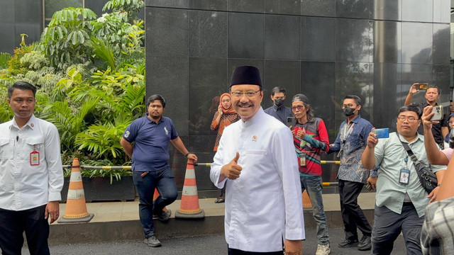 Menteri Sosial Saifullah Yusuf atau Gus Ipul dan Wakil Menteri Sosial Agus Jabo Priyono usai audiensi di Gedung Merah Putih KPK, Jakarta Selatan, Jumat (8/5/2026). Foto: Nauval Pratama/kumparan