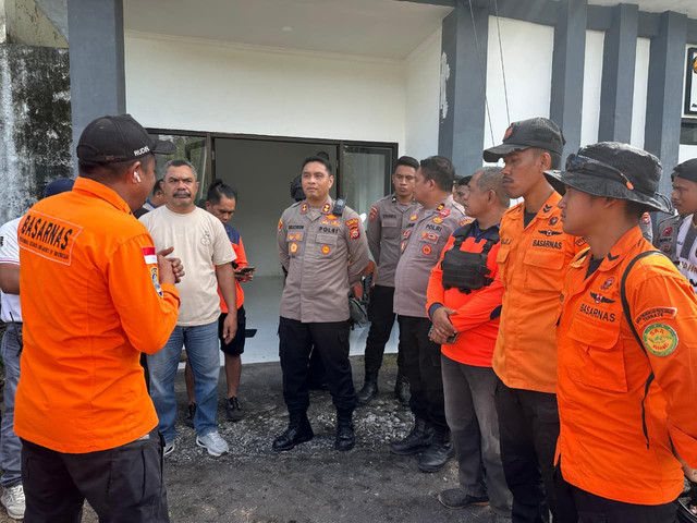Proses evakuasi pendaki terjebak di Gunung Dukono, Halmahera Utara, yang meletus, Jumat (8/5/2026). Foto: Dok. Basarnas