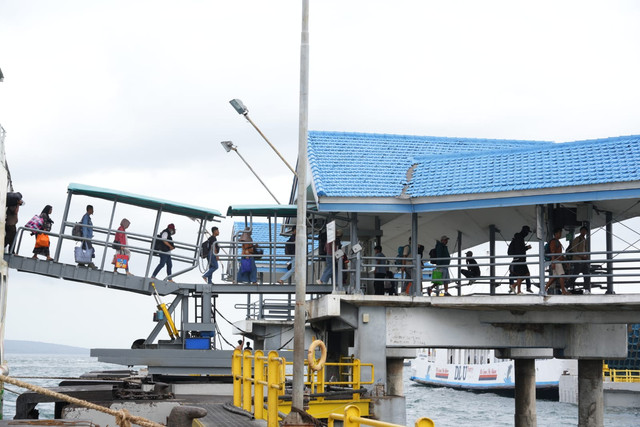 Ilustrasi penumpang kapal di pelabuhan. Foto: Dok. ASDP 