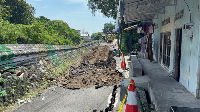 Kondisi Tanggul Sungai Silandak dan Jalan Jembawan I, RT 06 RW 01 Kalibanteng Kulon, Semarang Barat, Kota Semarang yang ambles. Foto: Intan Alliva Khansa/kumparan