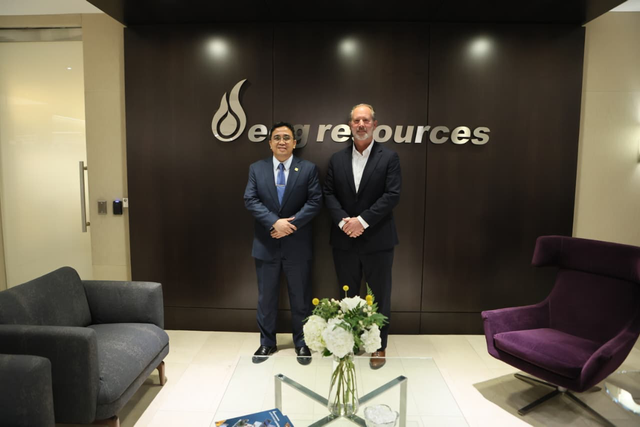 Pertemuan Wakil Direktur Utama Pertamina, Oki Muraza (kiri), dengan President EOG International sekaligus Vice President International, Joe Korenek (kanan) membahas peluang pengembangan lanjutan kerja sama, khususnya pada pengembangan reservoir non-konvensional di Indonesia. Foto: Dok. Pertamina