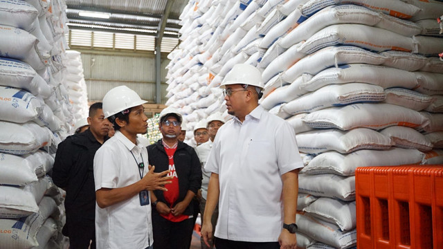 Wakil Ketua Komisi VI DPR RI dari Fraksi Gerindra, Andre Rosiade, meninjau Gudang Bulog Sumatra Barat di kawasan Mata Air, Kecamatan Padang Selatan, Kota Padang, Jumat (8/5/2026). Foto: Dok. Istimewa