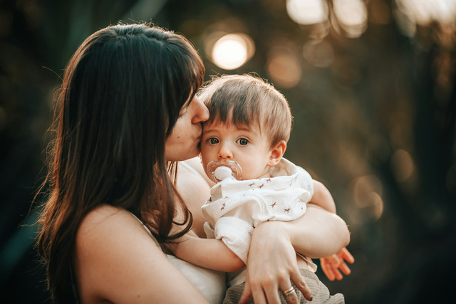 Ilustrasi ibu dan anak. Foto: Unsplash
