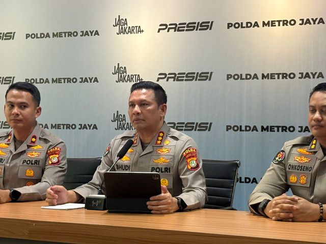 Kabid Humas Polda Metro Jaya, Kombes Pol Budi Hermanto saat memberikan keterangan pers mengenai update sejumlah isu di Polda Metro Jaya pada Jumat (8/5/2026). Foto: Ryan Iqbal/kumparan