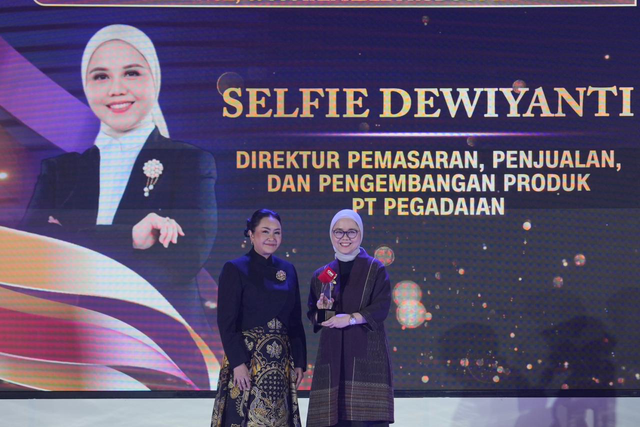 Direktur Pemasaran, Penjualan, dan Pengembangan Produk PT Pegadaian, Selfie Dewiyanti (kanan) menerima penghargaan sebagai “The Exemplary Visionary in Strategic Marketing, Sales Excellence, and Sustainable Product Innovation” dalam ajang bergengsi Indonesia Leading Women Awards 2026 di Jakarta pada Selasa (5/5). Foto: Dok. Pegadaian