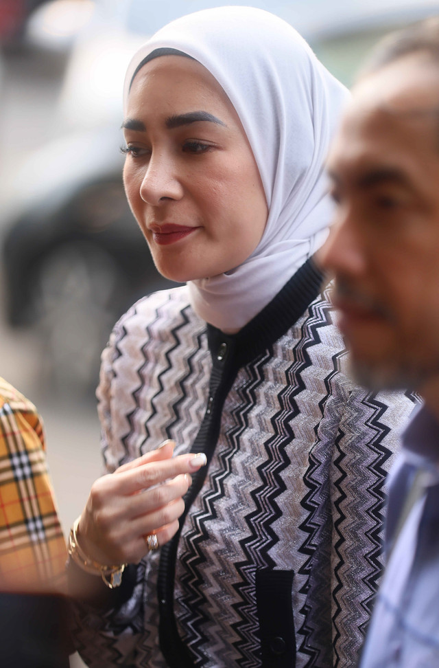 Mantan istri Andre Taulany, Erin bersama pengacara Sunan Kalijaga saat mendatangi Polres Jakarta Selatan, Jakarta, Jumat, (8/5/2026). Foto: Agus Apriyanto