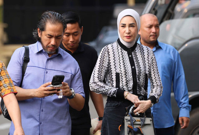 Mantan istri Andre Taulany, Erin bersama pengacara Sunan Kalijaga saat mendatangi Polres Jakarta Selatan, Jakarta, Jumat, (8/5/2026). Foto: Agus Apriyanto