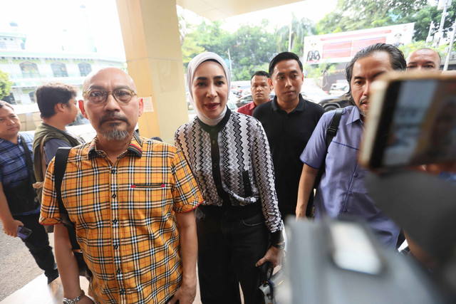 Mantan istri Andre Taulany, Erin bersama pengacara Sunan Kalijaga saat mendatangi Polres Jakarta Selatan, Jakarta, Jumat, (8/5/2026). Foto: Agus Apriyanto