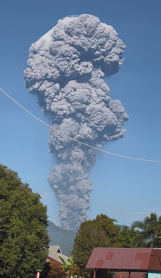 Asap membubung setelah letusan Gunung Dukono di Kabupaten Halmahera Utara, Maluku Utara, pada Jumat (8/5/2026). Foto: Jhon Frengki Manipa via REUTERS