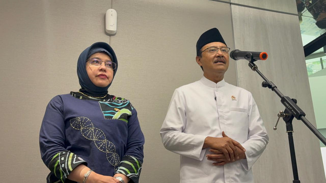 Mensos Saifullah Yusuf dan Kepala BPS Amalia Adininggar Widyasanti saat jumpa pers usai kegiatan Rapat Tingkat Menteri dengan Menko Bidang Pemberdayaan Masyarakat Abdul Muhaimin Iskandar atau Cak Imin di Plaza BP Jamsostek, Jakarta, Jumat (8/5/2026). Foto: Nauval Pratama/kumparan