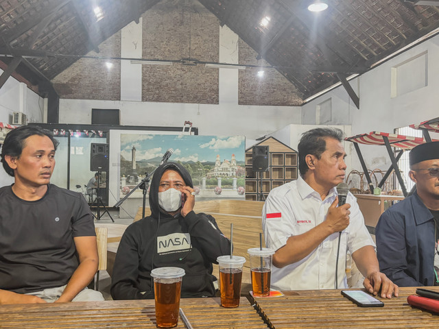 H (52) ayah santriwati yang menjadi korban pelecehan seksual pengasuh pondok pesantren Ndholo Kusomo, Pati didampingi kuasa hukumnya. Foto: Intan Alliva Khansa/kumparan