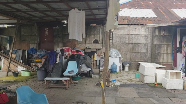 Lobang tembok beton rumah warga yang mengaku dikurung oleh perusahaan di Medan, Jumat (8/5/2026). Foto: Amar Marpaung/kumparan