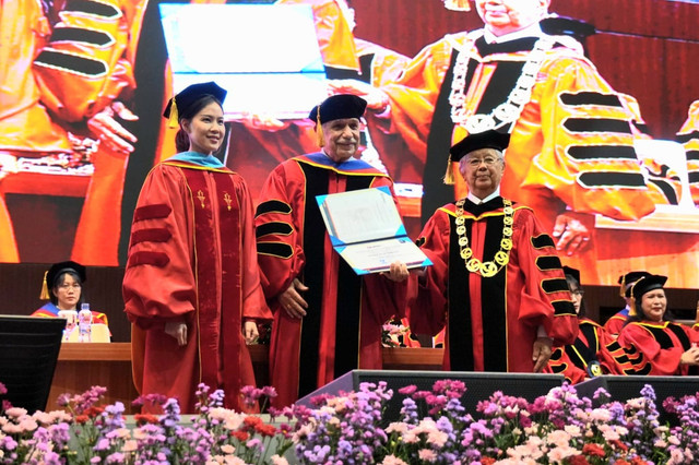 Penganugerahan Gelar Akademik Kehormatan Doktor Honoris Causa (H.C.) di bidang manajemen kepada Wallace Wiley atau yang akrab disapa Wally. Universitas Pelita Harapan (UPH) terus menegaskan komitmennya dalam menghadirkan pendidikan berkualitas yang melahirkan lulusan unggul, adaptif, dan siap memberi dampak bagi masyarakat. Pada Wisuda Semester Ganjil Tahun Akademik 2025/2026 yang diselenggarakan pada 7-8 Mei 2026 di Auditorium Grand Chapel, Kampus Utama UPH Lippo Village, Karawaci, Tangerang, sebanyak 4.469 wisudawan resmi dilantik.