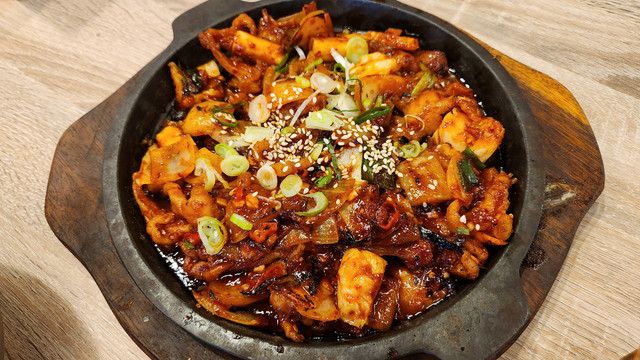 Makanan Korea bergaya street food yang ramai antrean di Grand Indonesia Foto: Azalia Amadea/kumparan