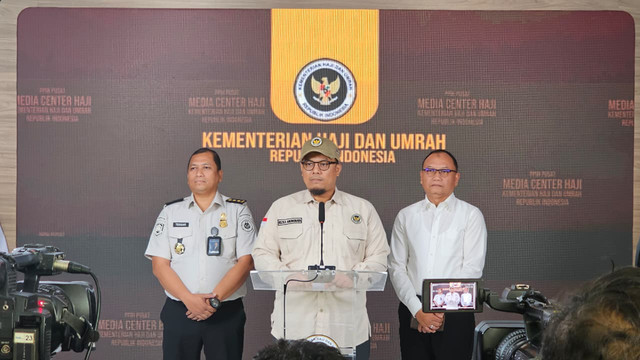 Sekretaris Ditjen Bina Penyelenggaraan Haji dan Umrah Kemenhaj, Rizka Anungnata (tengah). Foto: Dok. Kemenhaj RI