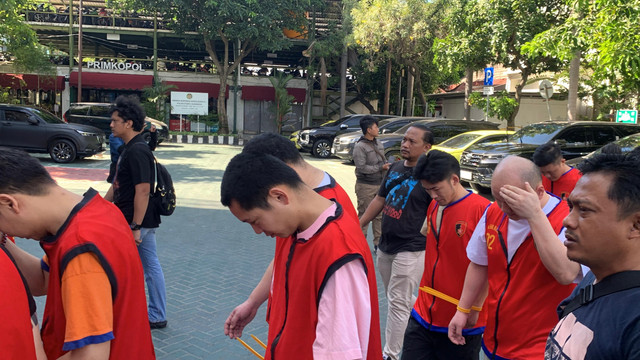 Polrestabes Surabaya konferensi pers penyekapan WNA dan jaringan scam internasional, Jumat (8/5/2026). Foto: Farusma Okta Verdian/kumparan