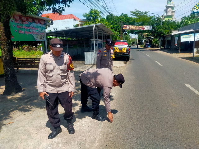 Polisi mengecek tempat kejadian perkara peristiwa pembacokan Kecamatan Dawe, Kabupaten Kudus, Jawa Tengah. Foto: Dok. Polres Kudus