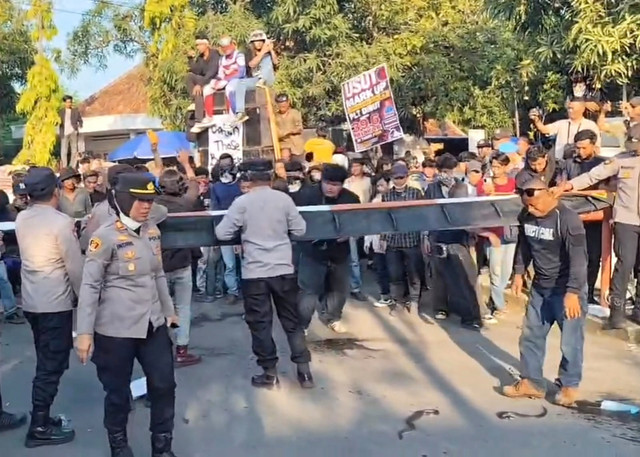 Momen para pendemo lempar ular ke pendopo Kabupaten Indramayu, Kamis (8/5/2026). Foto: Dok. Istimewa