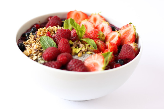 ilustrasi cara membuat salad buah. Unsplash/klarafulinova