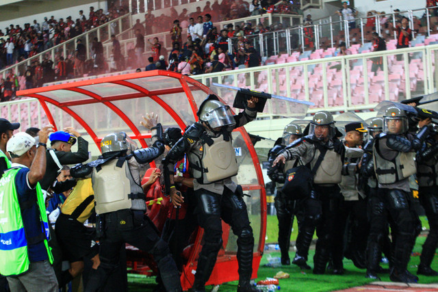Polisi mengevakuasi wasit akibat terjadi kericuhan seusai pertandingan babak play-off Pegadaian Championship 2025-2026 atau Liga 2 antara Persipura Jayapura lawan Adhyaksa FC Banten di Stadion Lukas Enembe, Jayapura, Papua, Jumat (8/5/2026). Foto: Gusti Tanati/ANTARA FOTO