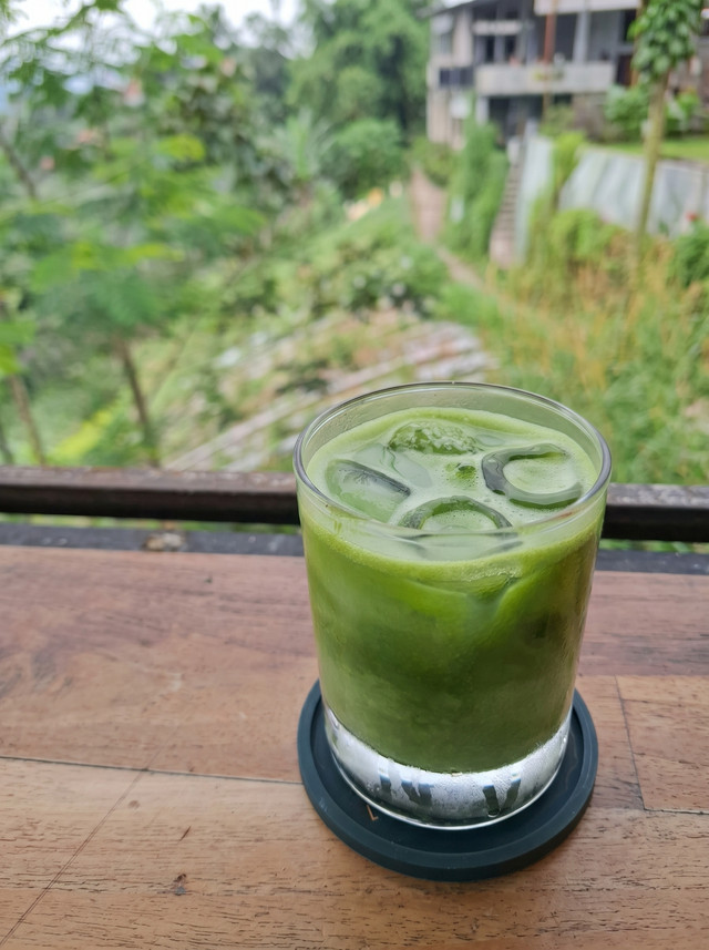 Segelas matcha latte yang kini semakin populer di kalangan Gen Z. Foto: Dokumentasi pribadi
