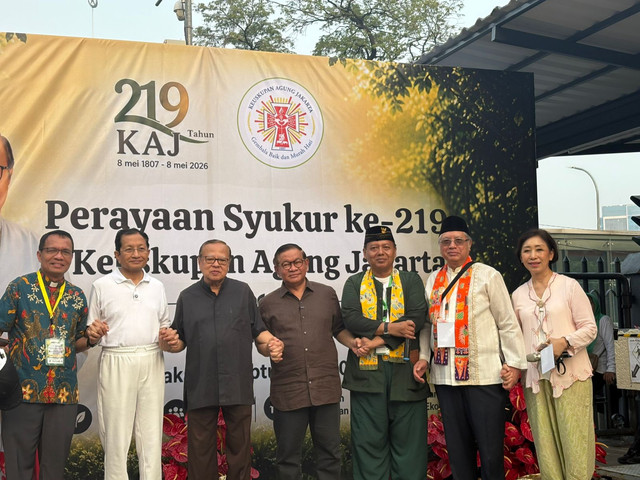 Menteri Agama RI, Nasaruddin Umar bersama Gubernur DKI Jakarta, Pramono Anung, serta Kardinal Ignatius Suharyo Hardjoatmodjo saat melepas Jalan Santai Kerukunan dan Kebhinnekaan Lintas Agama di Lapangan Gereja Katedral Jakarta, Sabtu (9/5/2026). Foto: Jeni Ritanti/kumparan