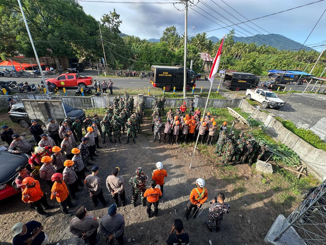 Tim SAR Gabungan brifing sebelum melanjutkan pencarian hari ke 2 terhadap 3 Jenazah korban Erupsi Gunung Dukono.  Foto: Dok. Humas Basarnas
